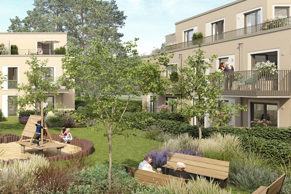 Moderne Neubauwohnungen in Hamburg mit Balkonen blicken auf einen grünen Innenhof. Menschen entspannen sich auf Bänken, während Kinder auf einem hölzernen Spielplatz spielen, umgeben von Bäumen, Sträuchern und blühenden Pflanzen unter einem teilweise sonnigen Himmel.