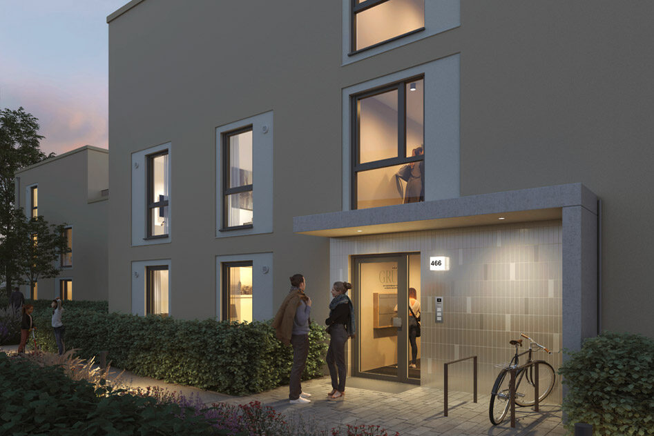 Moderne Neubauwohnung in Hamburg in der Abenddämmerung mit großen Fenstern, einem beleuchteten Eingang und Menschen, die sich draußen unterhalten. Ein Fahrrad ist in der Nähe der Tür geparkt, und jemand schaut aus einem Fenster im Obergeschoss hinaus. Büsche säumen den Gehweg.