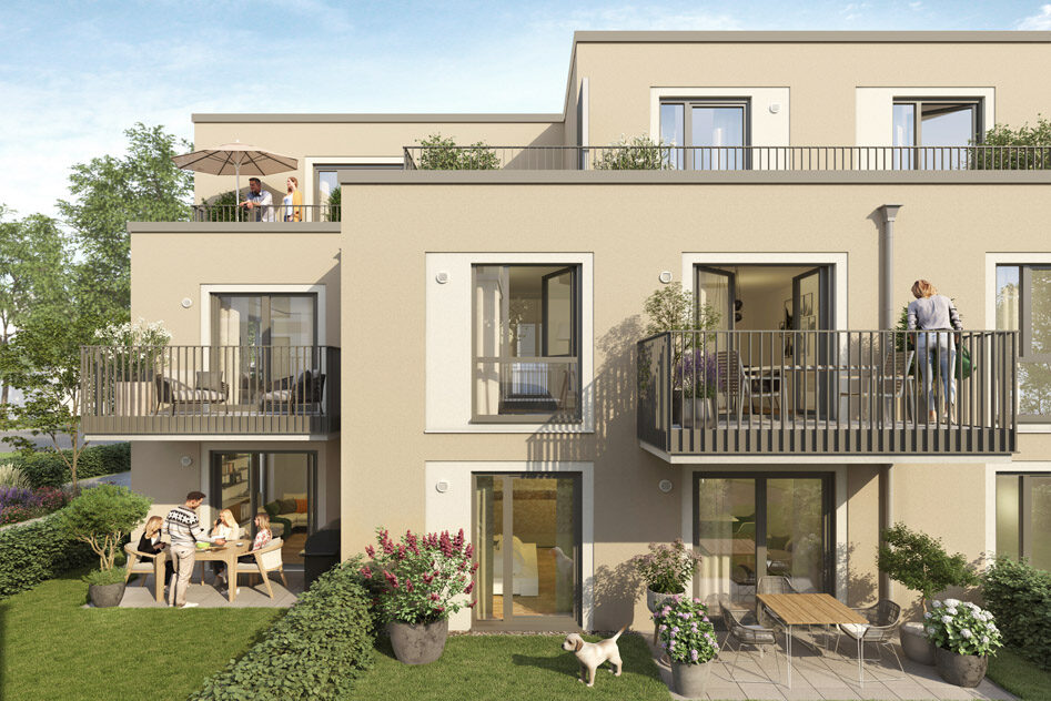 Eine moderne beige Neubauwohnung in Hamburg mit Balkonen und großen Fenstern. Menschen entspannen sich im Freien; eine Gruppe speist im Garten, eine Frau genießt ihren Balkon, und ein Hund erkundet das üppige Grün darunter.