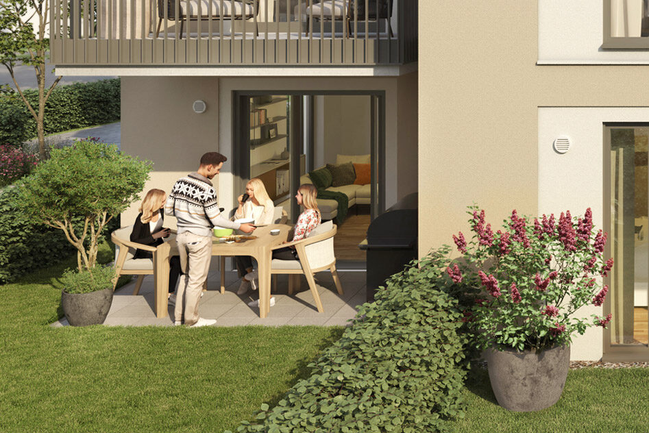 Vier Personen versammeln sich um einen Tisch auf einer modernen Terrasse, essen gemeinsam und unterhalten sich in ihrer Neubauwohnung in Hamburg, umgeben von Grün, Topfpflanzen und einem gepflegten Rasen mit großen Fenstern im Hintergrund.