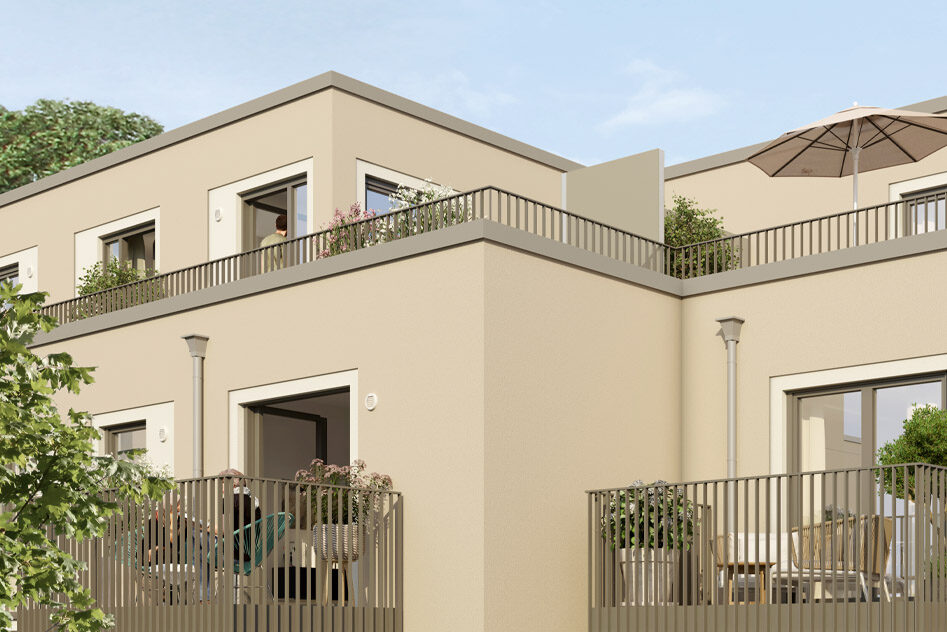 Eine moderne beige Neubauwohnung in Hamburg mit großen Fenstern und Balkonen mit Topfpflanzen, Gartenmöbeln und Sonnenschirm, alles unter freiem Himmel.