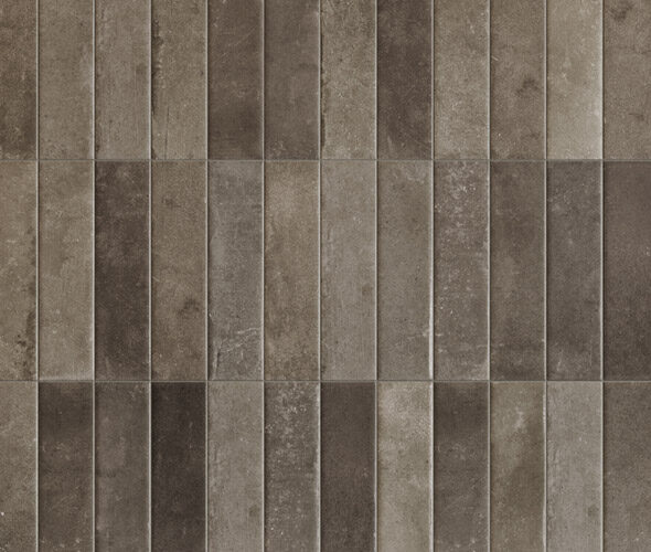 Rechteckige Fliesen in einem vertikalen und horizontalen Gittermuster in verschiedenen Braun- und Grautönen mit einer leicht strukturierten, steinartigen Oberfläche - perfekt für eine stilvolle Neubauwohnung in Hamburg.