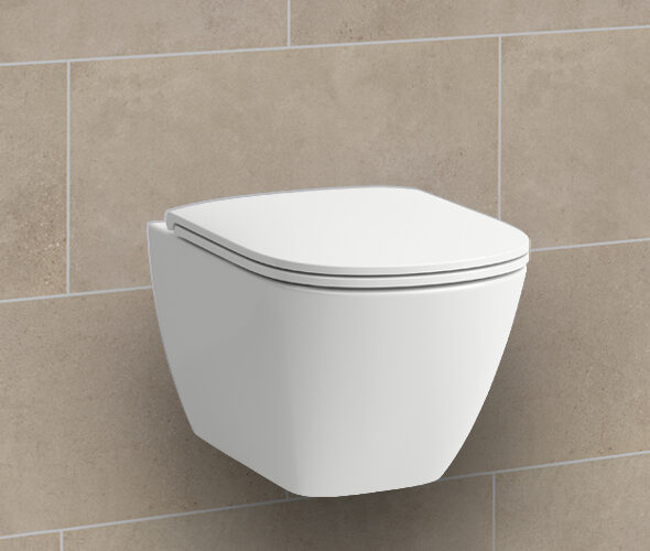 Ein modernes weißes Wand-WC mit geschlossenem Deckel ist an einer beige gefliesten Wand befestigt, perfekt für eine Neubauwohnung in Hamburg.