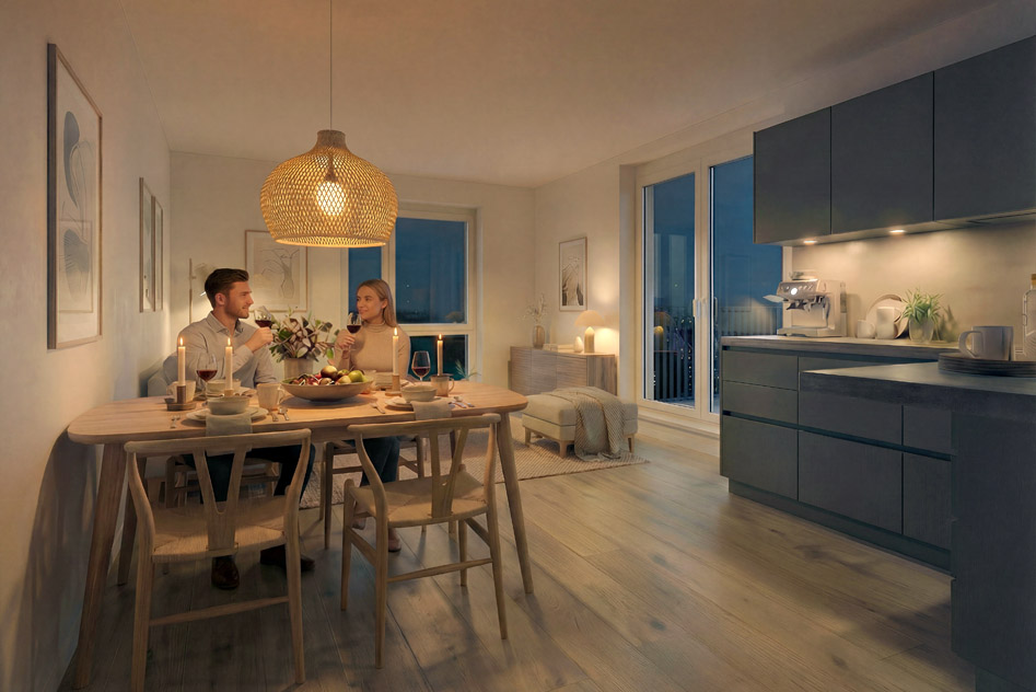 Ein Mann und eine Frau essen bei Kerzenlicht an einem Holztisch in einer gemütlichen, modernen Küche mit warmer Beleuchtung. Große Fenster zeigen den nächtlichen Blick nach draußen. Der Raum ist stilvoll in neutralen Tönen eingerichtet.